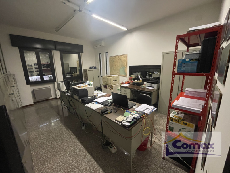 Vò capannone artigianale con uffici e abitazione residenziale tipo bifamiliare.

La proprietà e r...