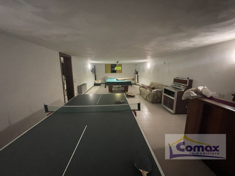 Vò capannone artigianale con uffici e abitazione residenziale tipo bifamiliare.

La proprietà e r...