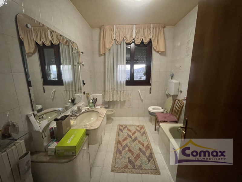 Vò capannone artigianale con uffici e abitazione residenziale tipo bifamiliare.

La proprietà e r...