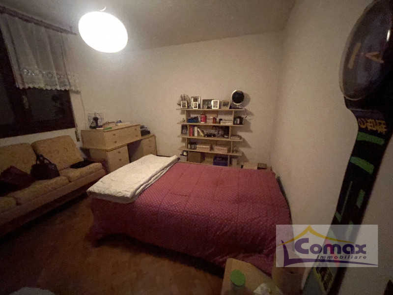 Vò capannone artigianale con uffici e abitazione residenziale tipo bifamiliare.

La proprietà e r...