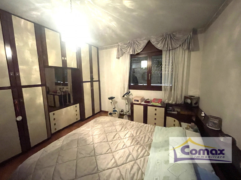 Vò capannone artigianale con uffici e abitazione residenziale tipo bifamiliare.

La proprietà e r...