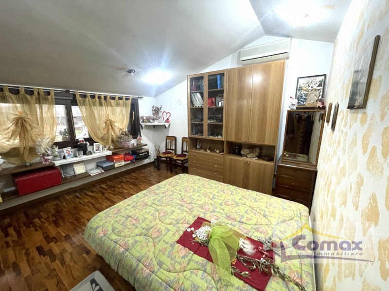 Vò capannone artigianale con uffici e abitazione residenziale tipo bifamiliare.

La proprietà e r...