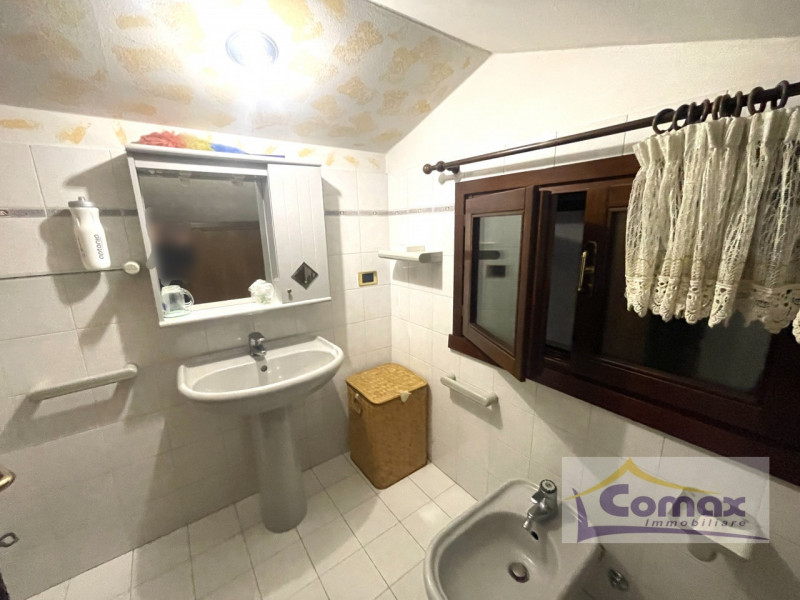 Vò capannone artigianale con uffici e abitazione residenziale tipo bifamiliare.

La proprietà e r...