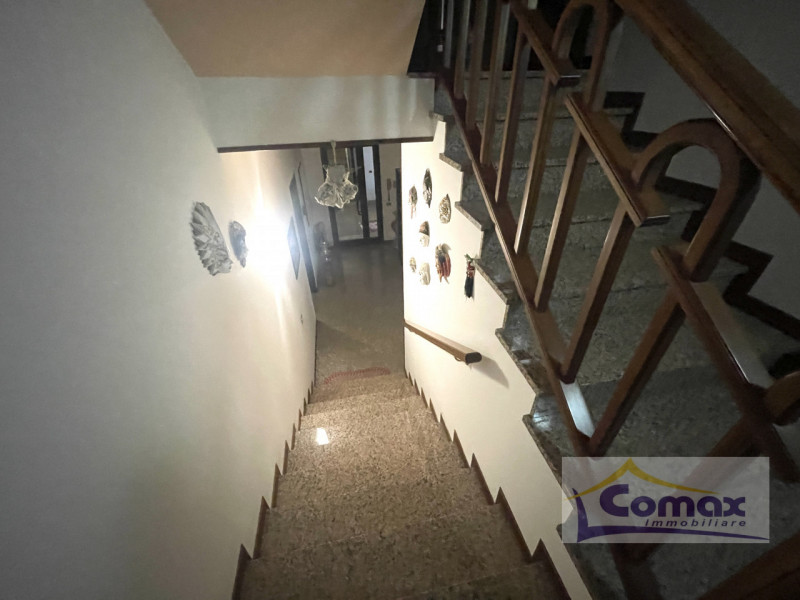 Vò capannone artigianale con uffici e abitazione residenziale tipo bifamiliare.

La proprietà e r...