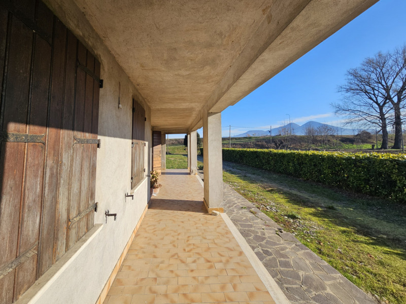 In una posizione tranquilla a Lozzo Atestino, località Lanzetta, proponiamo in vendita ampia casa...