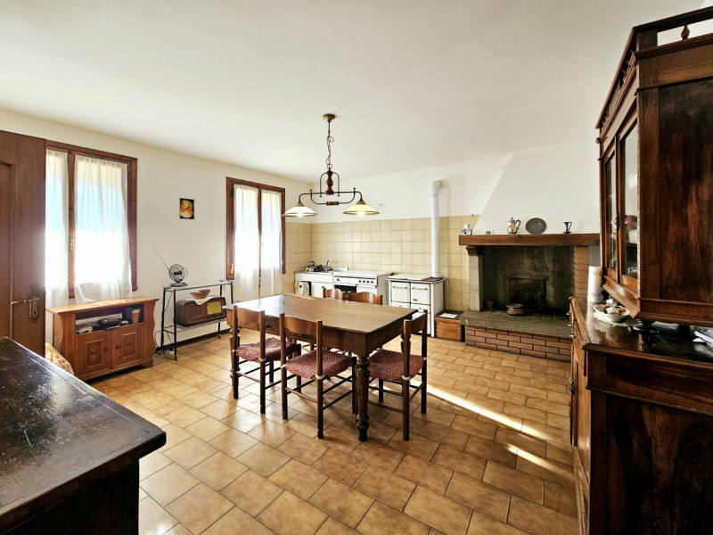 In una posizione tranquilla a Lozzo Atestino, località Lanzetta, proponiamo in vendita ampia casa...