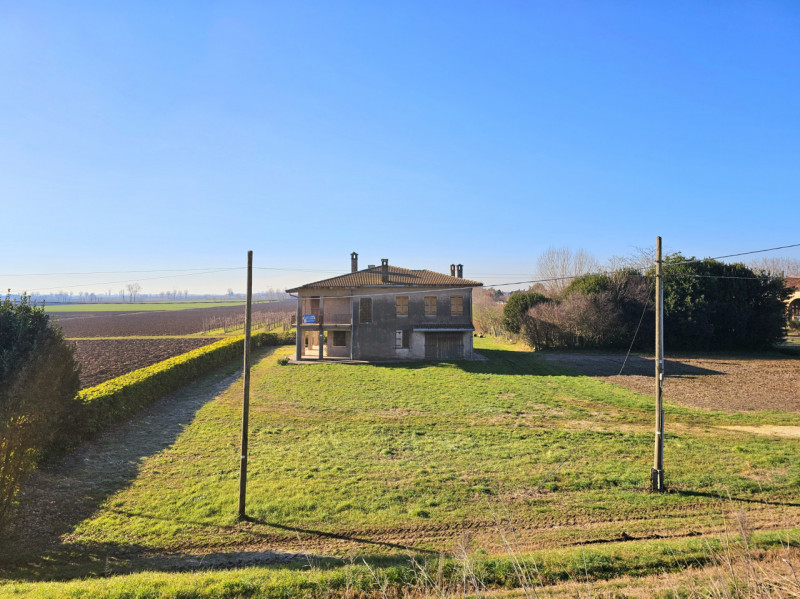 In una posizione tranquilla a Lozzo Atestino, località Lanzetta, proponiamo in vendita ampia casa...
