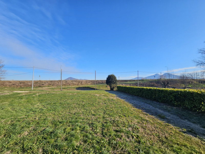 In una posizione tranquilla a Lozzo Atestino, località Lanzetta, proponiamo in vendita ampia casa...