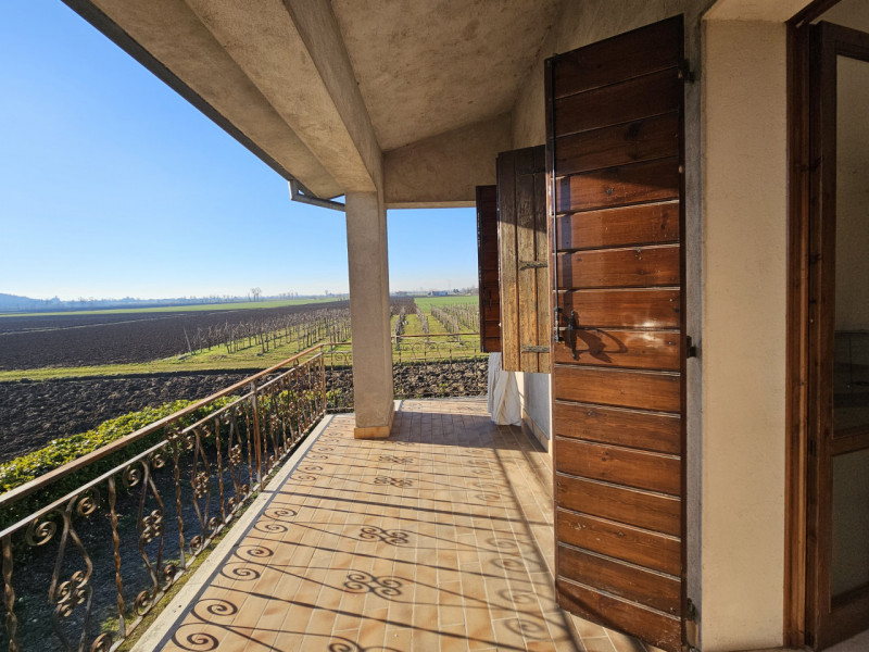 In una posizione tranquilla a Lozzo Atestino, località Lanzetta, proponiamo in vendita ampia casa...