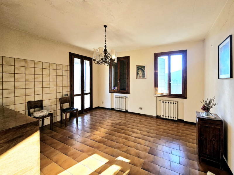 In una posizione tranquilla a Lozzo Atestino, località Lanzetta, proponiamo in vendita ampia casa...