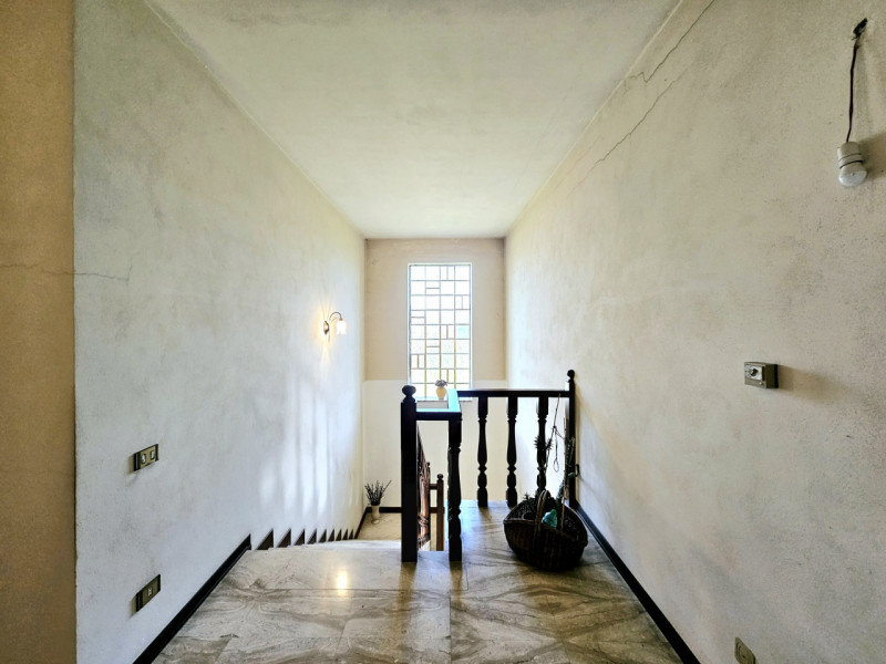 In una posizione tranquilla a Lozzo Atestino, località Lanzetta, proponiamo in vendita ampia casa...