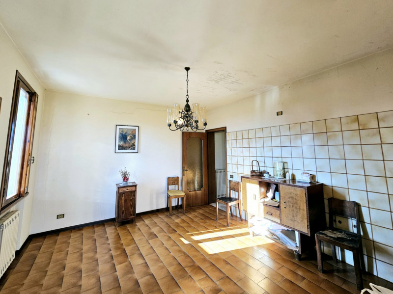 In una posizione tranquilla a Lozzo Atestino, località Lanzetta, proponiamo in vendita ampia casa...