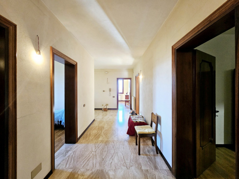 In una posizione tranquilla a Lozzo Atestino, località Lanzetta, proponiamo in vendita ampia casa...