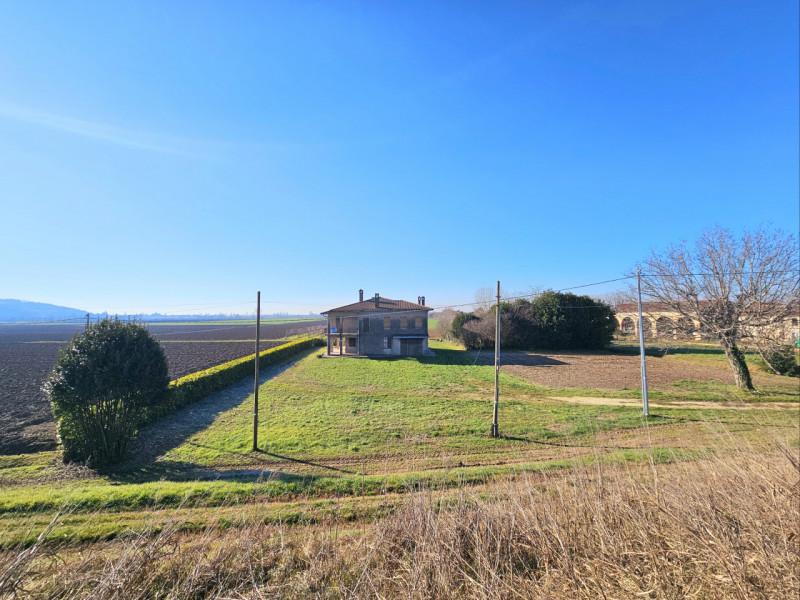 In una posizione tranquilla a Lozzo Atestino, località Lanzetta, proponiamo in vendita ampia casa...