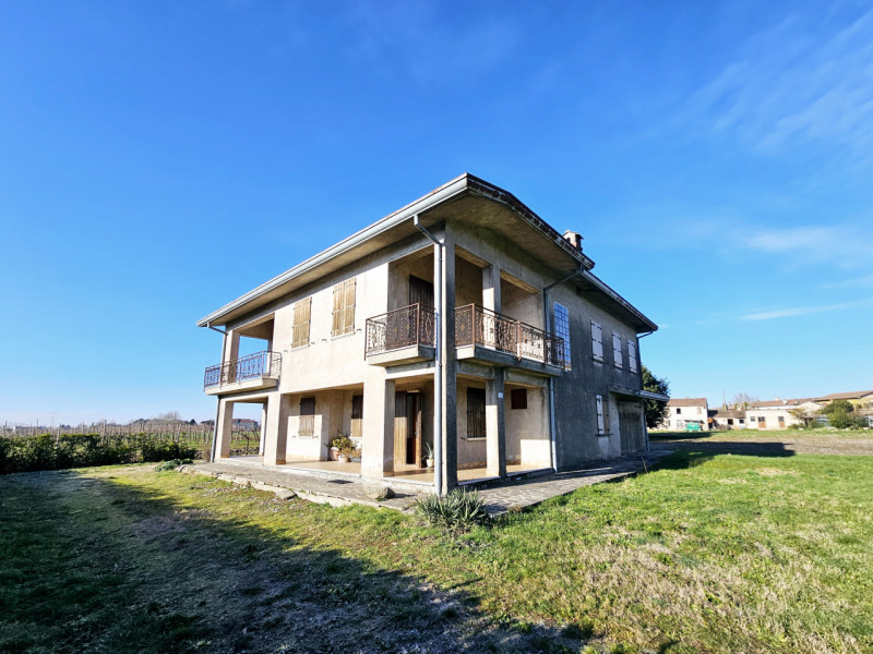 In una posizione tranquilla a Lozzo Atestino, località Lanzetta, proponiamo in vendita ampia casa...