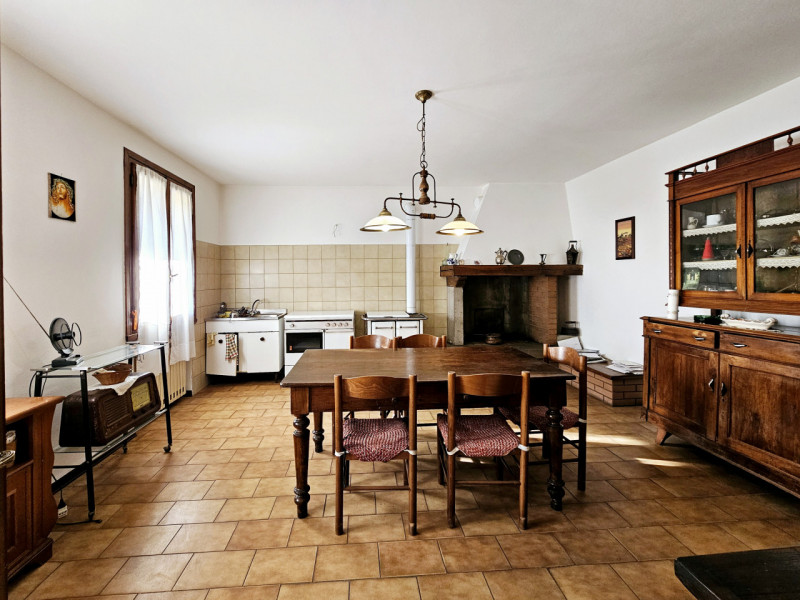 In una posizione tranquilla a Lozzo Atestino, località Lanzetta, proponiamo in vendita ampia casa...