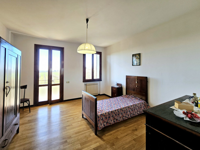 In una posizione tranquilla a Lozzo Atestino, località Lanzetta, proponiamo in vendita ampia casa...