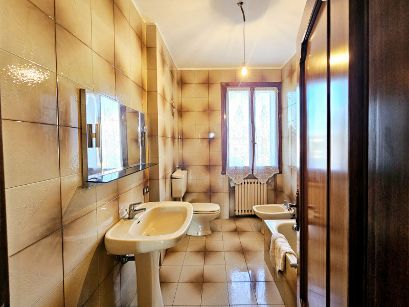 In una posizione tranquilla a Lozzo Atestino, località Lanzetta, proponiamo in vendita ampia casa...