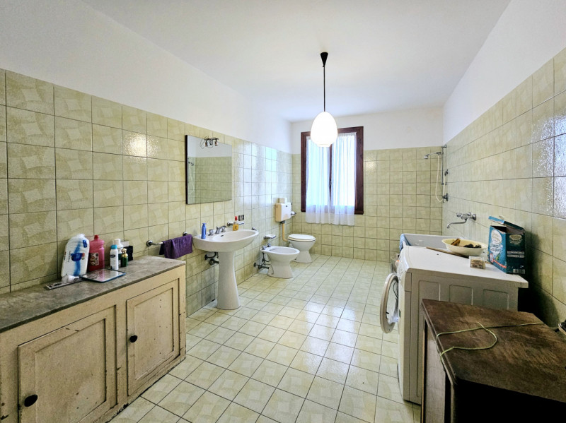 In una posizione tranquilla a Lozzo Atestino, località Lanzetta, proponiamo in vendita ampia casa...