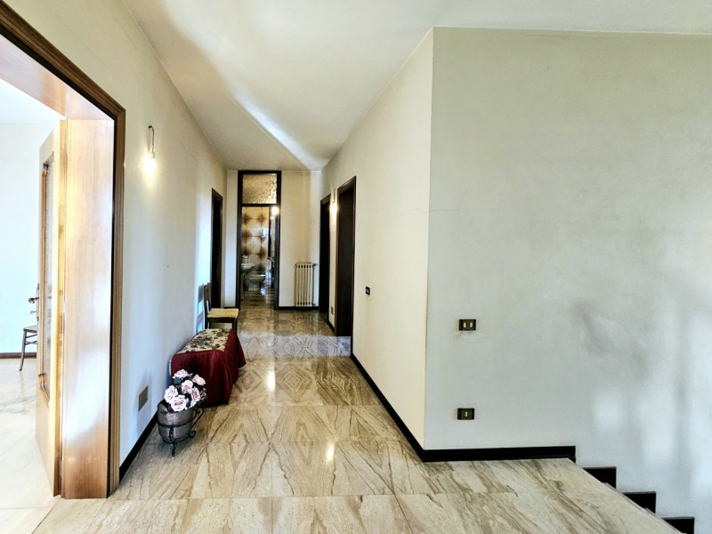 In una posizione tranquilla a Lozzo Atestino, località Lanzetta, proponiamo in vendita ampia casa...