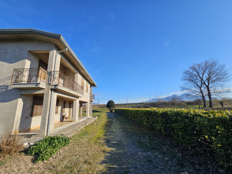 In una posizione tranquilla a Lozzo Atestino, località Lanzetta, proponiamo in vendita ampia casa...