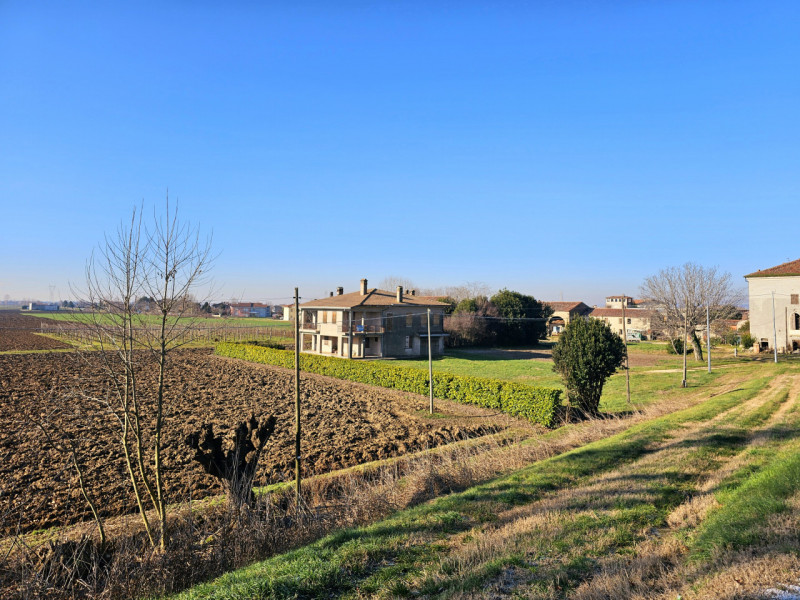 In una posizione tranquilla a Lozzo Atestino, località Lanzetta, proponiamo in vendita ampia casa...