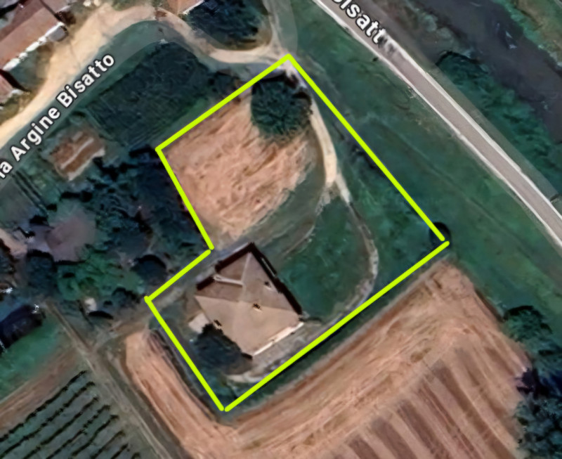 In una posizione tranquilla a Lozzo Atestino, località Lanzetta, proponiamo in vendita ampia casa...