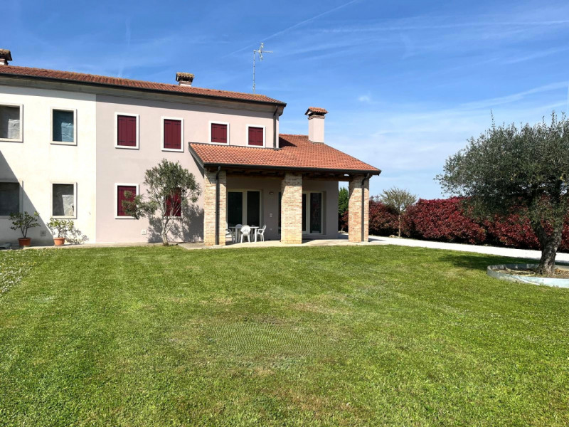 Rovolon (PD): Loc. Carbonara

Immersa nel verde della campagna, con vista sui colli Euganei e Ber...