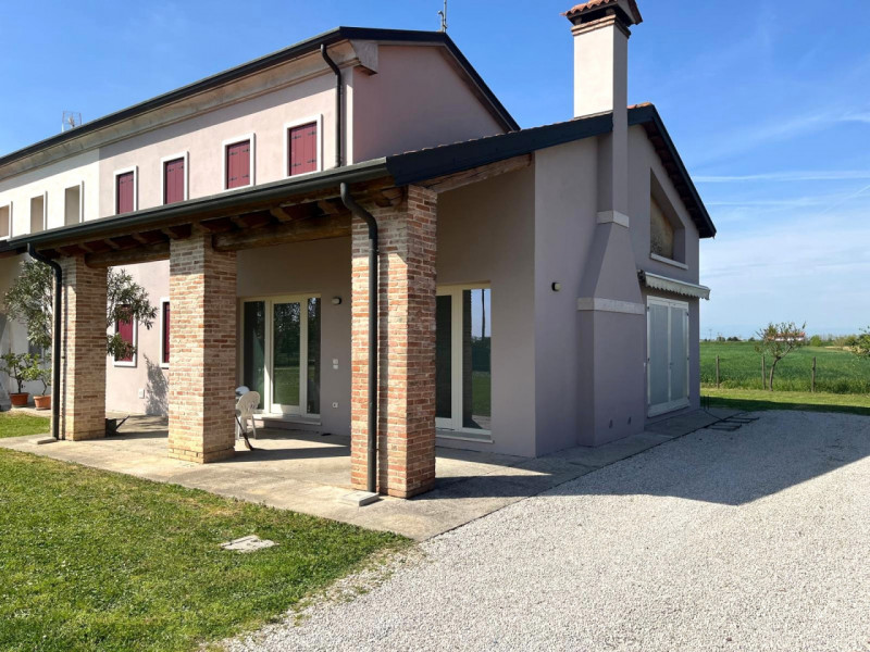 Rovolon (PD): Loc. Carbonara

Immersa nel verde della campagna, con vista sui colli Euganei e Ber...