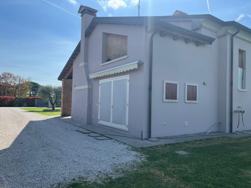 Rovolon (PD): Loc. Carbonara

Immersa nel verde della campagna, con vista sui colli Euganei e Ber...