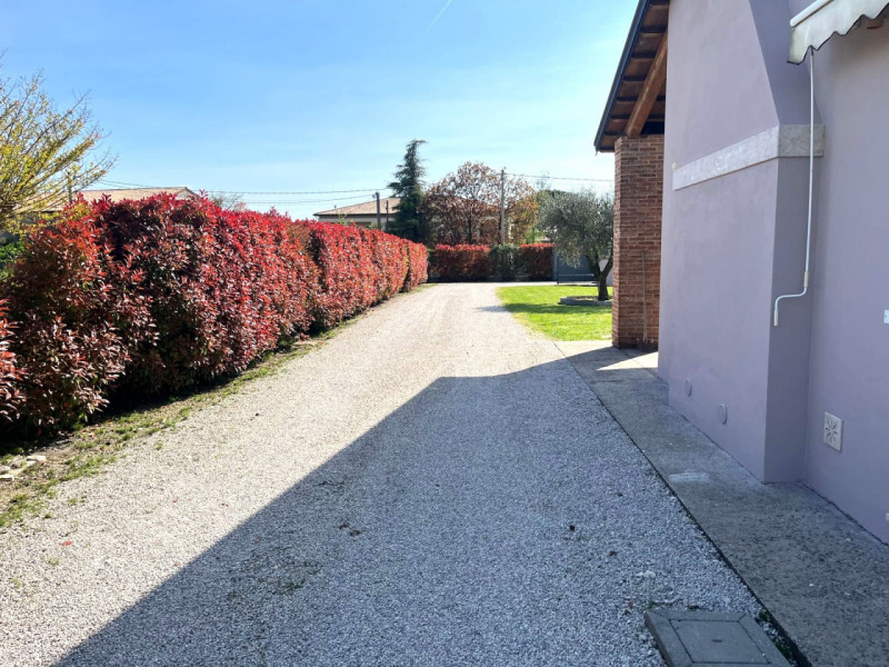 Rovolon (PD): Loc. Carbonara

Immersa nel verde della campagna, con vista sui colli Euganei e Ber...