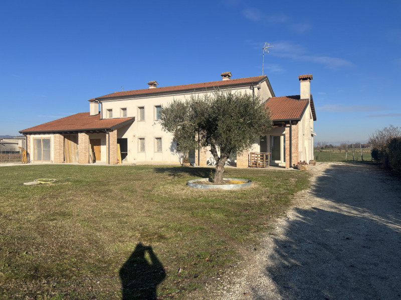 Rovolon (PD): Loc. Carbonara

Immersa nel verde della campagna, con vista sui colli Euganei e Ber...