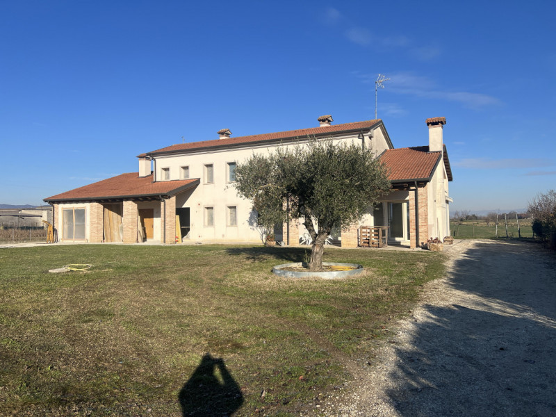 Rovolon (PD): Loc. Carbonara

Immersa nel verde della campagna, con vista sui colli Euganei e Ber...