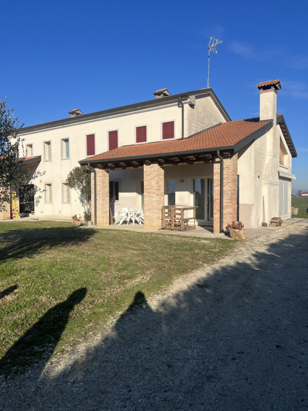 Rovolon (PD): Loc. Carbonara

Immersa nel verde della campagna, con vista sui colli Euganei e Ber...