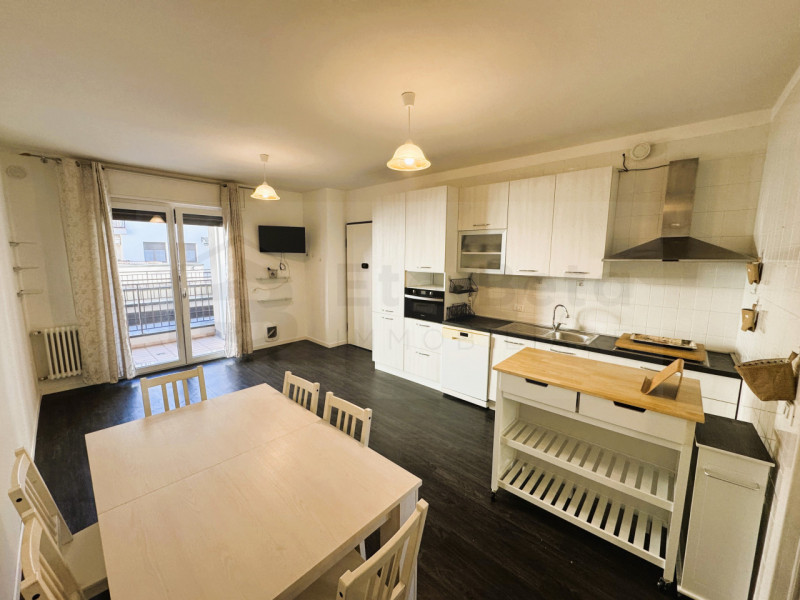 Proponiamo un bellissimo appartamento bilocale di 65 mq, recentemente ristrutturato grazie al bon...