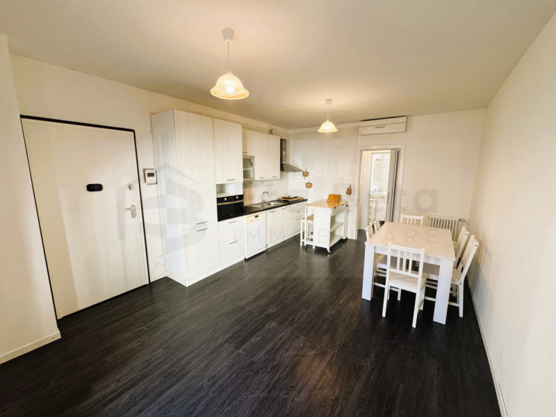 Proponiamo un bellissimo appartamento bilocale di 65 mq, recentemente ristrutturato grazie al bon...