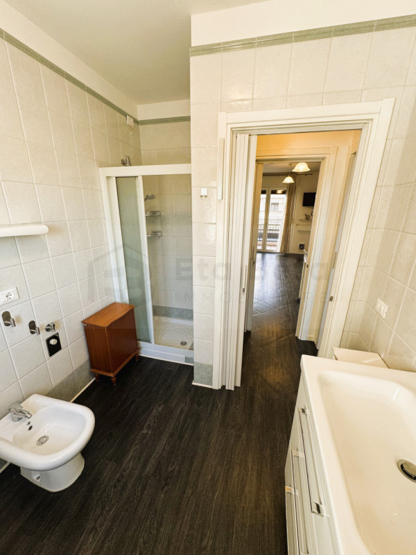 Proponiamo un bellissimo appartamento bilocale di 65 mq, recentemente ristrutturato grazie al bon...