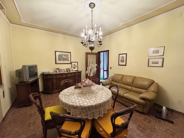 BASTIA DI ROVOLON (PD) Appartamento in centro paese datato di mq. 150 , da rimodernare, al piano ...