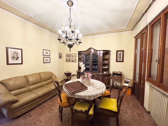 BASTIA DI ROVOLON (PD) Appartamento in centro paese datato di mq. 150 , da rimodernare, al piano ...