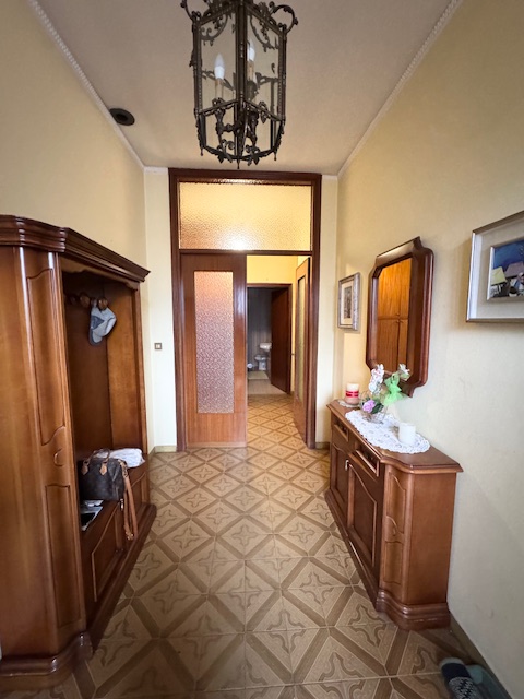 BASTIA DI ROVOLON (PD) Appartamento in centro paese datato di mq. 150 , da rimodernare, al piano ...