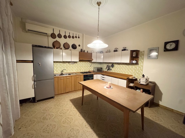 BASTIA DI ROVOLON (PD) Appartamento in centro paese datato di mq. 150 , da rimodernare, al piano ...