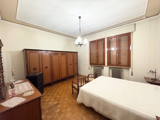 BASTIA DI ROVOLON (PD) Appartamento in centro paese datato di mq. 150 , da rimodernare, al piano ...