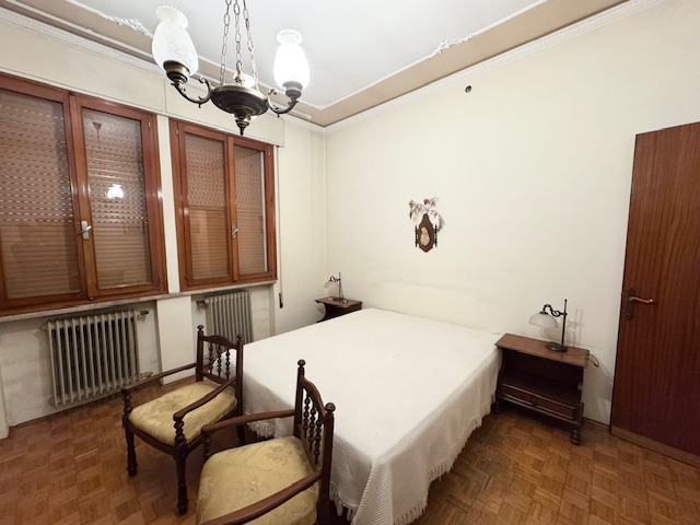 BASTIA DI ROVOLON (PD) Appartamento in centro paese datato di mq. 150 , da rimodernare, al piano ...