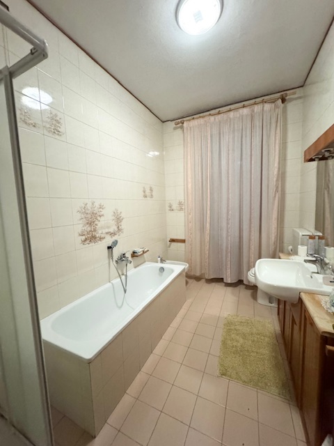 BASTIA DI ROVOLON (PD) Appartamento in centro paese datato di mq. 150 , da rimodernare, al piano ...