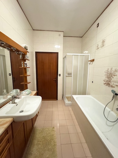 BASTIA DI ROVOLON (PD) Appartamento in centro paese datato di mq. 150 , da rimodernare, al piano ...