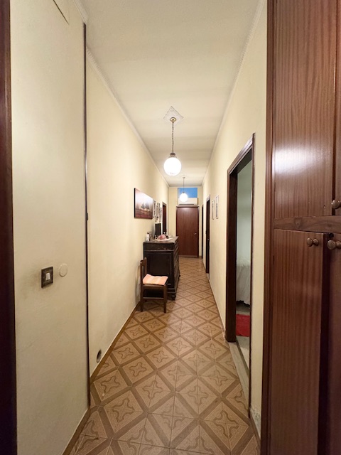 BASTIA DI ROVOLON (PD) Appartamento in centro paese datato di mq. 150 , da rimodernare, al piano ...