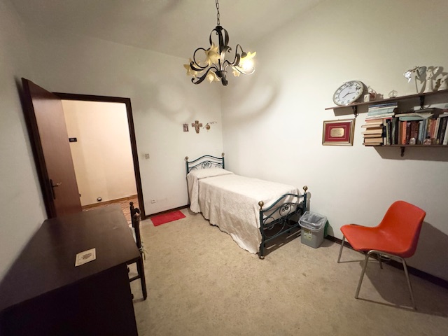 BASTIA DI ROVOLON (PD) Appartamento in centro paese datato di mq. 150 , da rimodernare, al piano ...