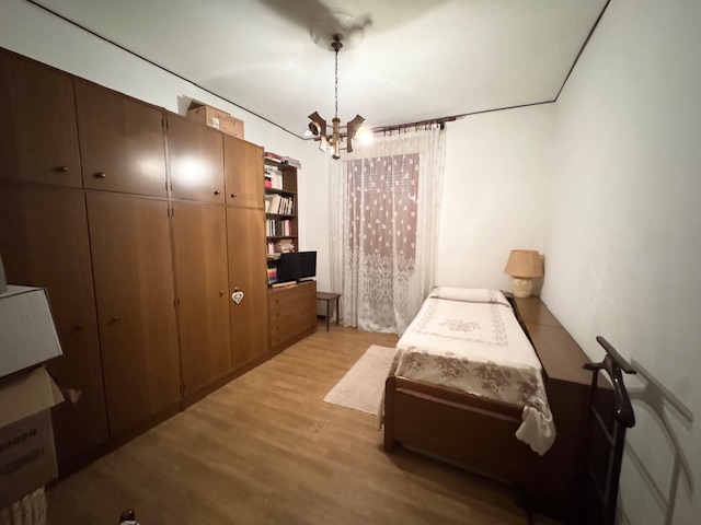 BASTIA DI ROVOLON (PD) Appartamento in centro paese datato di mq. 150 , da rimodernare, al piano ...