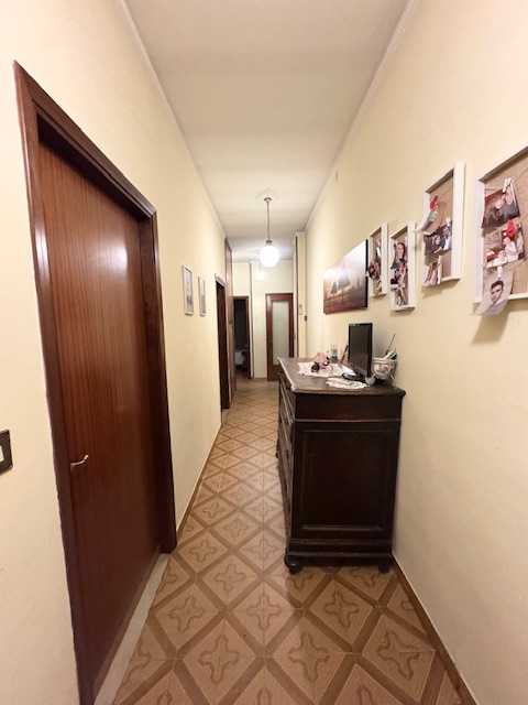 BASTIA DI ROVOLON (PD) Appartamento in centro paese datato di mq. 150 , da rimodernare, al piano ...