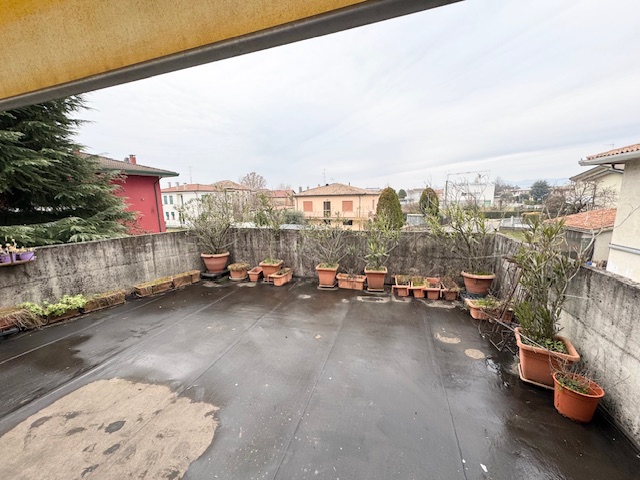 BASTIA DI ROVOLON (PD) Appartamento in centro paese datato di mq. 150 , da rimodernare, al piano ...